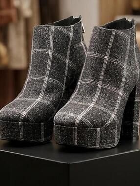 Jessica Simpson Black + White plaid platform boots Size 10